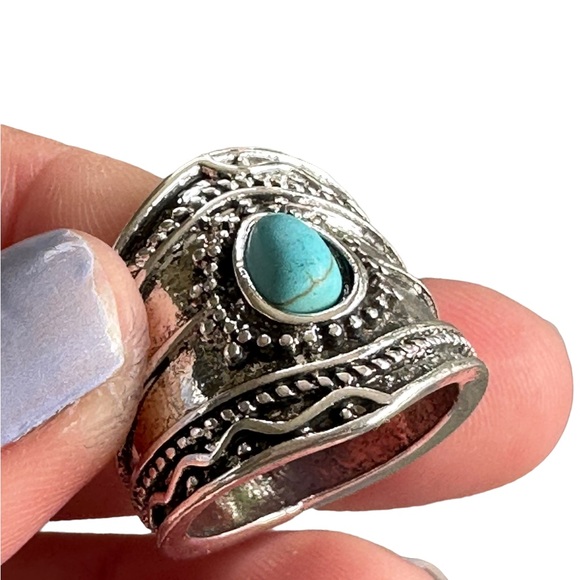 Boho Irregular Shaped Vintage Silver and Turquoise Ring - Picture 4 of 5